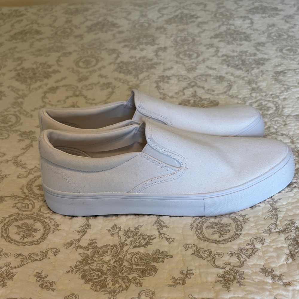No Boundaries Classic White Slip-On Shoes - Picture 3 of 8
